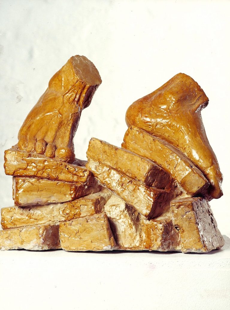 Vollplastische Gips-Skulptur zweier Füße, die  von einem Haufen Steine abzuspringen scheinen