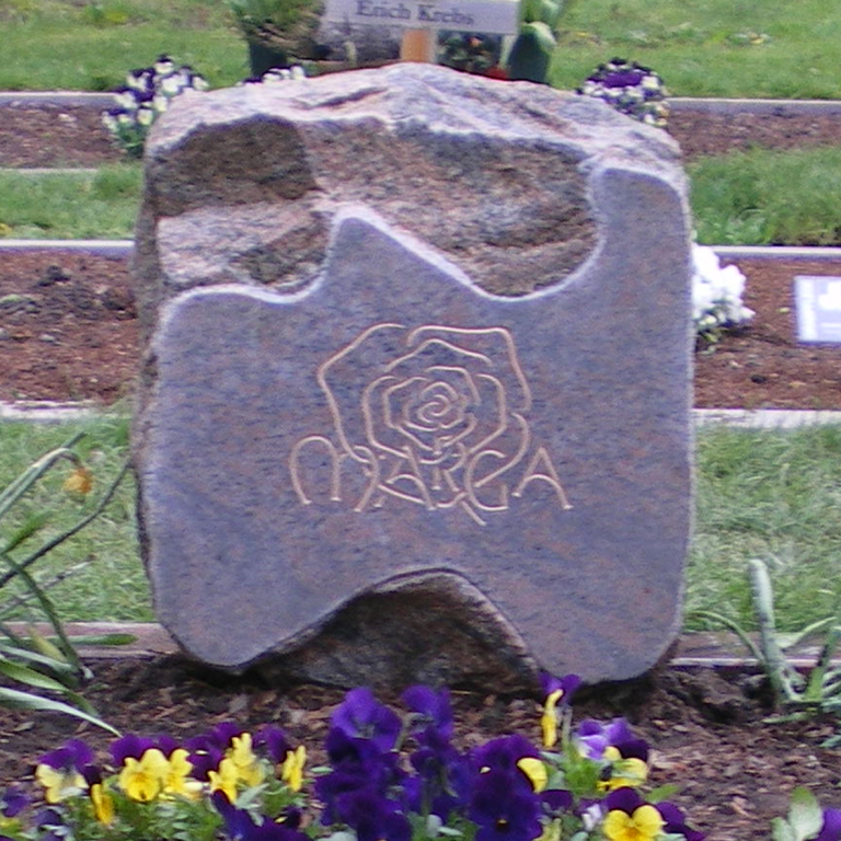 Kleiner, gebrauchter Grabstein aus Halmstadt-Granit mit Rosenmotiv und getönter Schrift