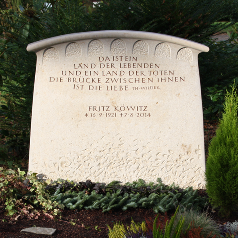 Grabstein Köln | Handwerklich bearbeiteter Grabstein aus Jura-Kalkstein mit Brücken-Ornament und einem Sinnspruch als Beschriftung