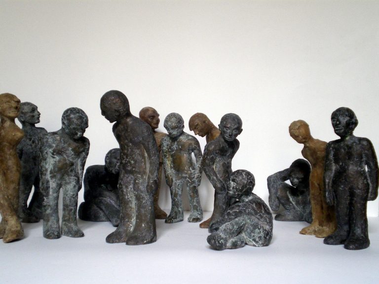 Steinmetz Köln | Gruppe von anthropomorphen Skulpturen aus Bronze und Wachs, die durch ihre Haltung und Mimik miteinander kommunizieren