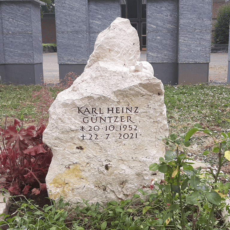 Grabmal aus Jura-Kalkstein Findling mit plastisch ausgearbeiteter Schildkröten-Skulptur und eingravierter Beschriftung