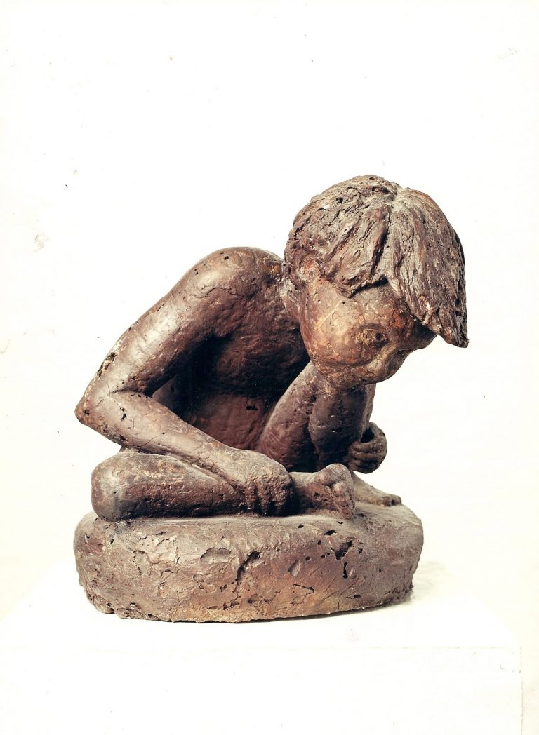 Ansicht von rechts einer Skulptur aus  Polyesther, die einen sitzenden Jungen in  gebeugter Haltung darstellt, der seinen rechten  Fuß anschaut