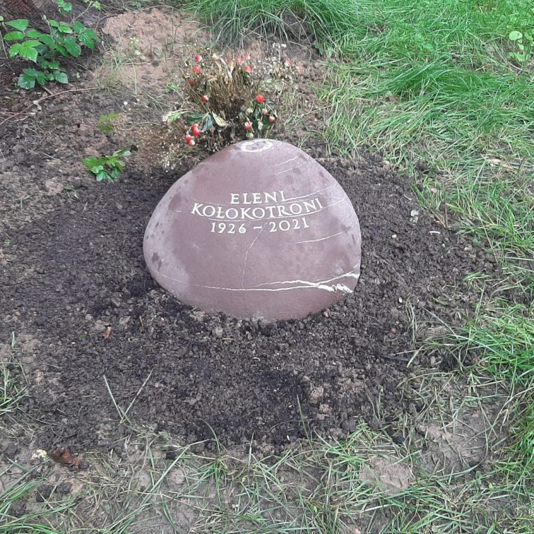 Weiß marmorierter, roter Sandstein-Findling für ein  Baumwahlgrab, mit im Bogen angeordneter Beschriftung