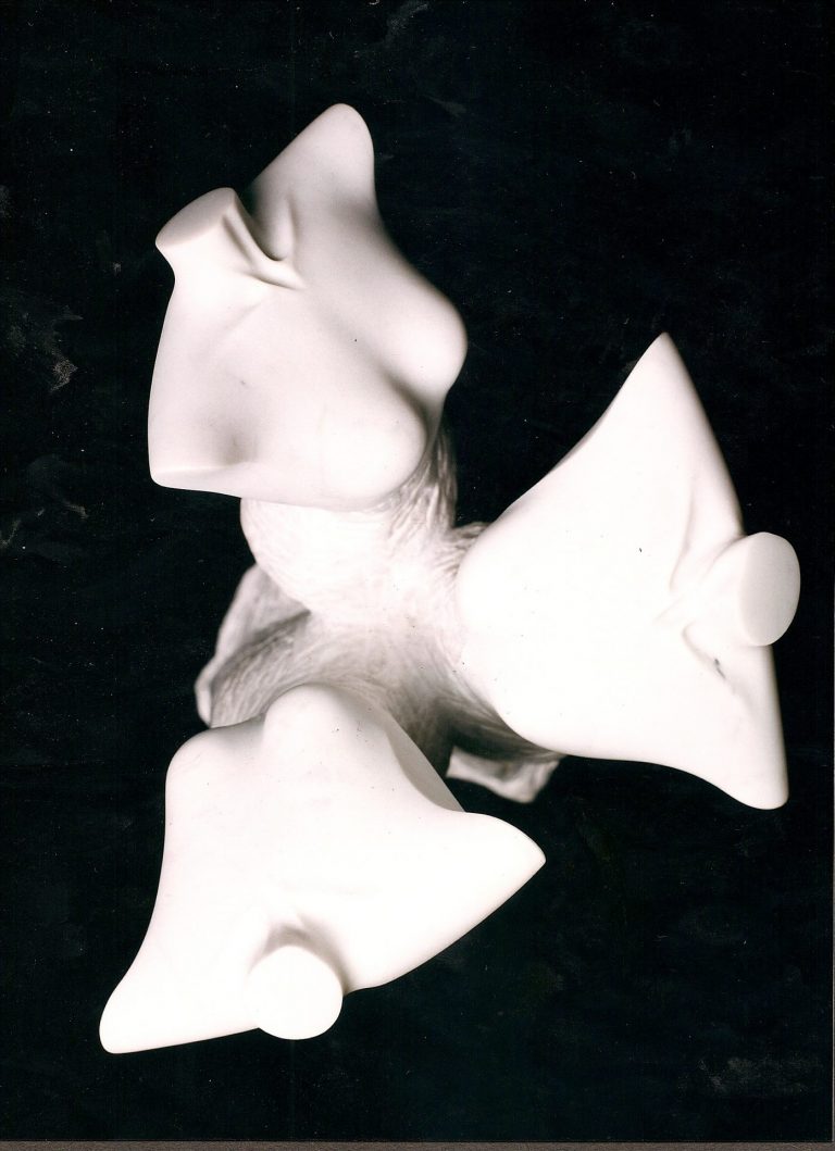 Draufsicht einer Skulptur aus Carrara-Marmor,  bestehend aus drei weiblichen Torsi, die  miteinander tanzen