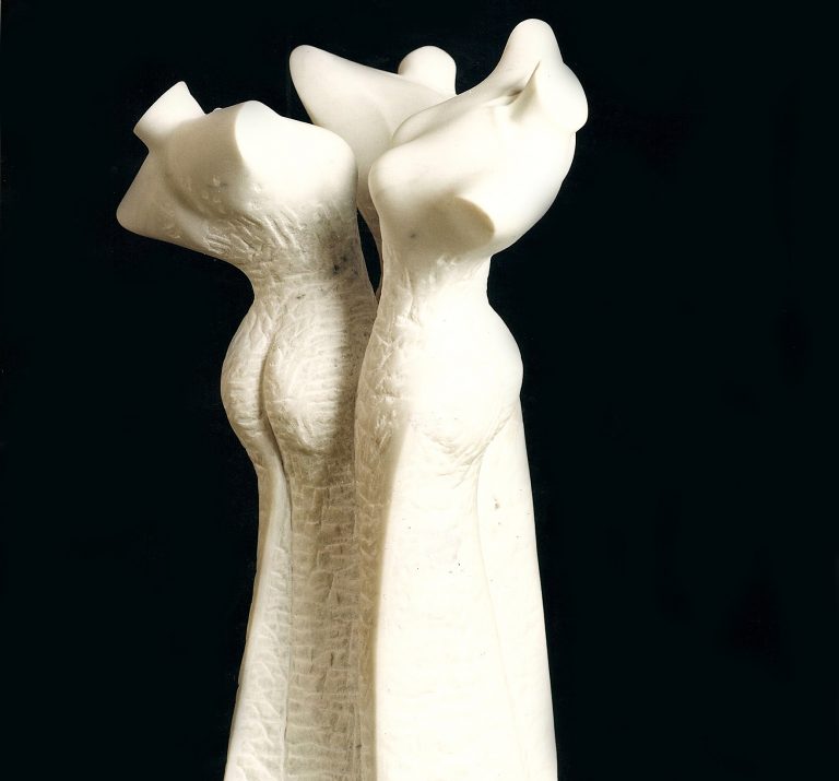 Ansicht einer Skulptur aus Carrara-Marmor,  bestehend aus drei weiblichen Torsi, die  miteinander tanzen