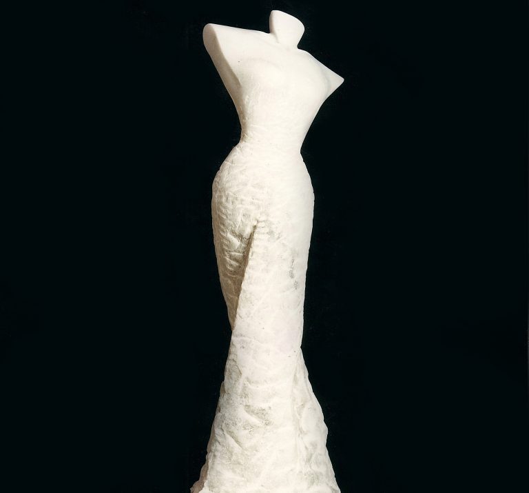 Schreitender, weiblicher Torso aus griechischem Marmor