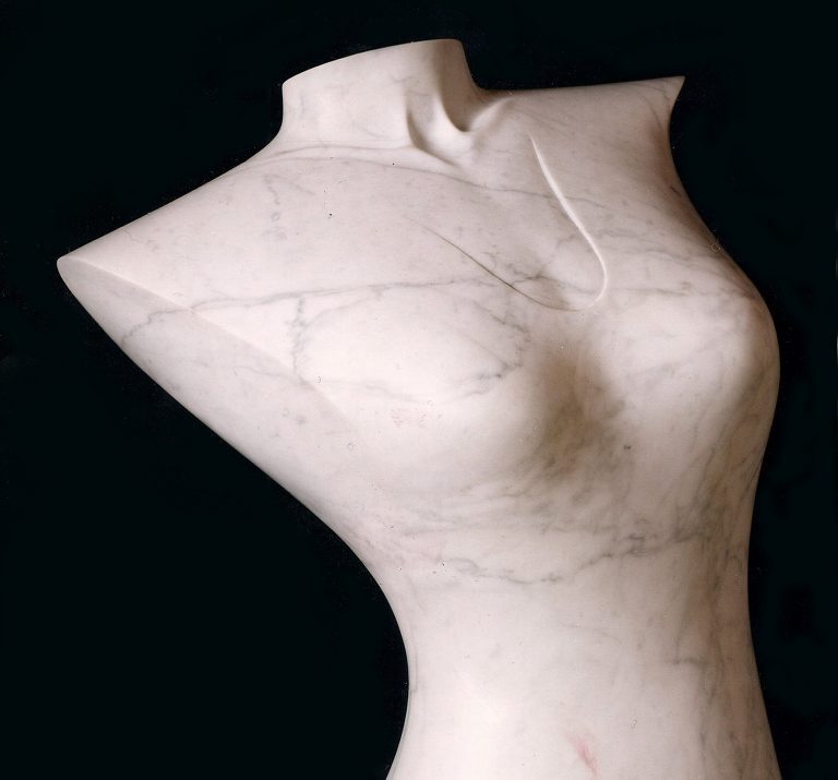 Nahaufnahme einer Skulptur eines weiblichen  Torso aus Carrara-Marmor