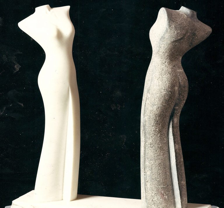 Skulptur zweier weiblicher Torsi, einer aus  Carrara-Marmor, der andere aus belgischem  Blaustein, die sich gegenüber stehen