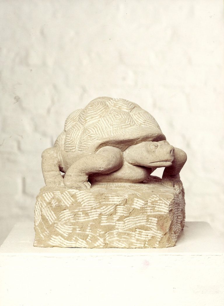 Skulptur einer Schildkröte aus Udelfanger  Sandstein