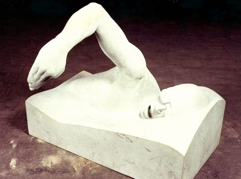 Lebensgroße Skulptur eines schwimmenden  Mannes beim Kraul-Armzug aus Anröchter  Grünsandstein