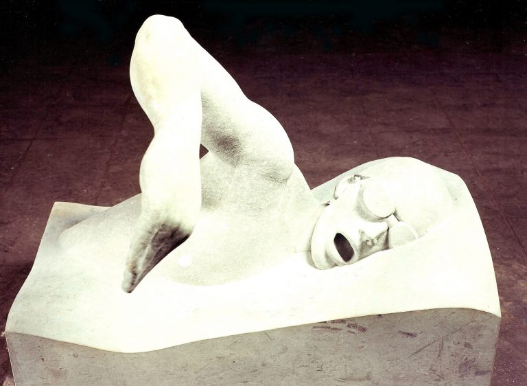 Lebensgroße Skulptur eines schwimmenden  Mannes beim Kraul-Armzug aus Anröchter  Grünsandstein