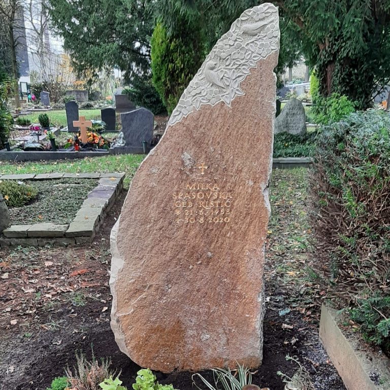 Grabstein-Fels aus Udelfanger Sandstein mit halbplastischem VogelOrnament und vergoldeter Beschriftung