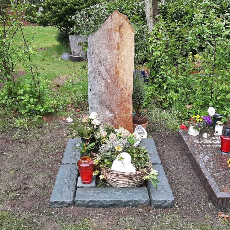 Felsen-Grabstele mit Einfassung aus Anröchter Grünsandstein mit rötlicher, natürlich gebrochener Oberfläche