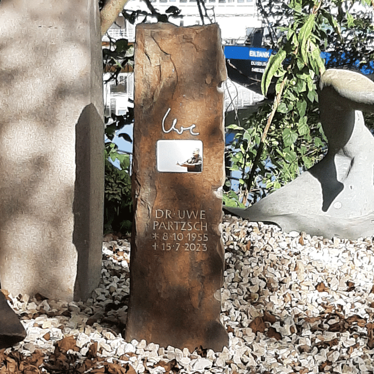 Urnengrab-Stele aus Ruhrsandstein mit tief genuteter Schrift und rechteckigem Porzellanbild des Verstorbenen